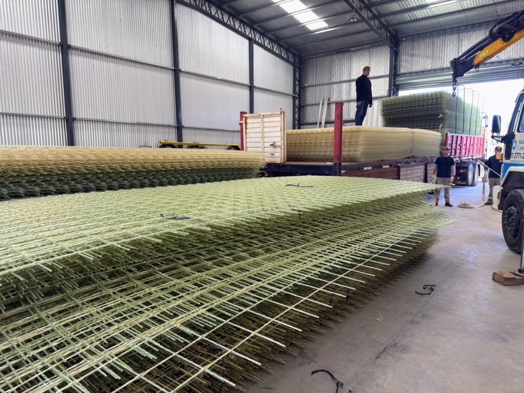 Mallas de varillas de fibra de vidrio apiladas en depósito